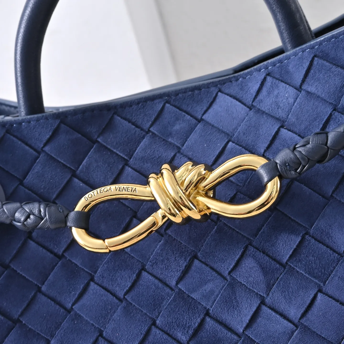 Batch 1960 #BV new suede Andiamo 🎈 Warm deerskin Andiamo for autumn and winter is here🍂 Made of cashmere calf deerskin, the touch is softer and more delicate, and the overall body is very full and high-end! The shoulder strap has a sliding metal knot buckle that can be adjusted at will. It can be carried on the shoulder/handheld/cross-body in various ways. The bag has a large capacity and is suitable for commuting/daily use/traveling. This bag is divided into small/medium/large sizes. There is always one that suits you. Then take me with you🎀🎀 Dimensions: 25x22x10.5 Model: 7463